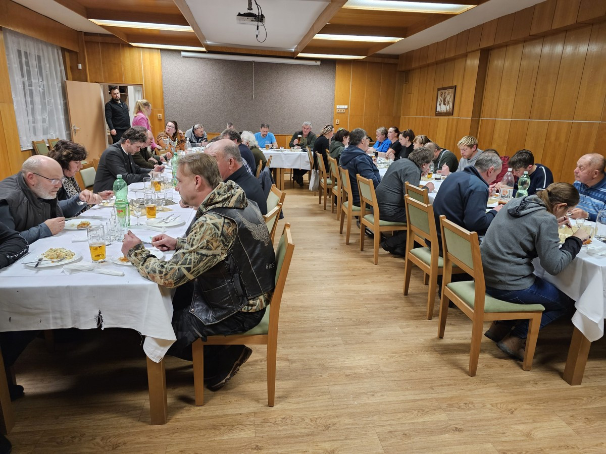 Výroční schůze rybářského spolku.